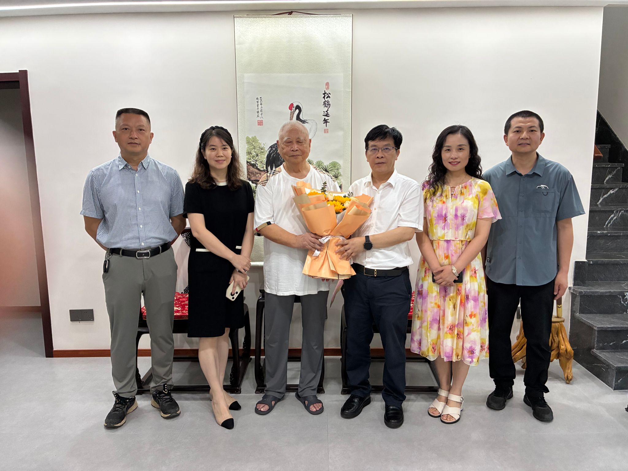 学校党委书记曾维伦等“七一”前夕走访慰问离退休老党员